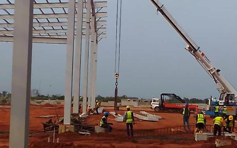 Levage d'un élément de charpente métallique sur un chantier