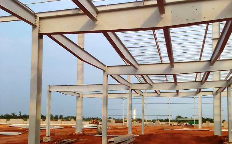 Ossature métallique assemblée sur un chantier