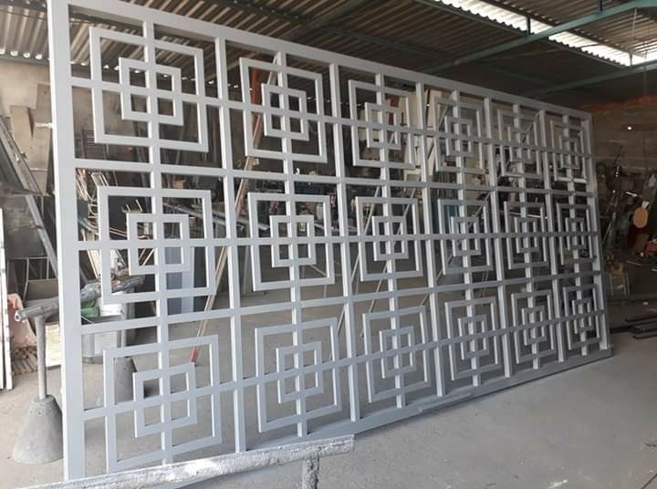 Grille métallique à motifs géométriques dans un atelier