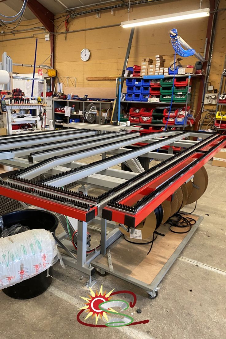 Cadres en aluminium disposés sur des tables d'atelier