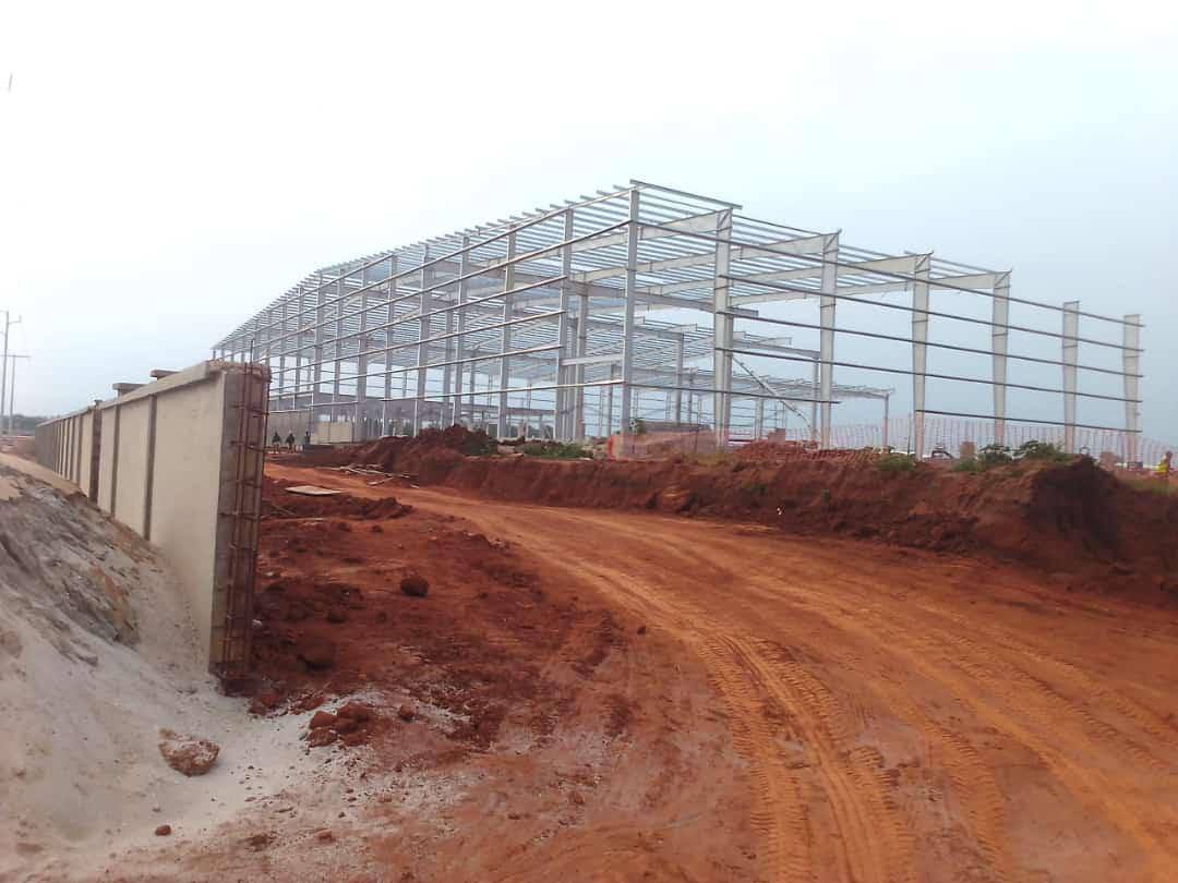 Charpente dâ€™entrepÃ´t en cours de montage