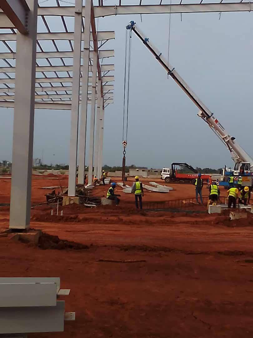 Levage dâ€™Ã©lÃ©ments mÃ©talliques Ã  la grue