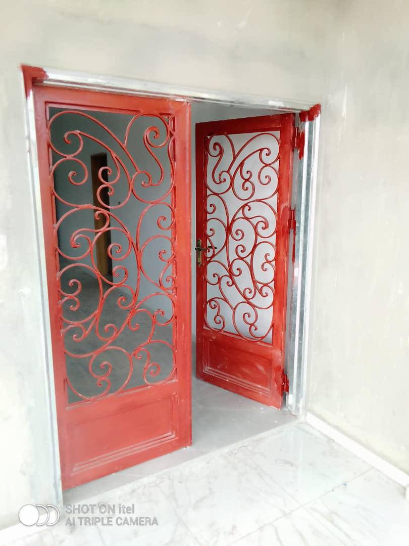 Portes mÃ©talliques dÃ©coratives rouges
